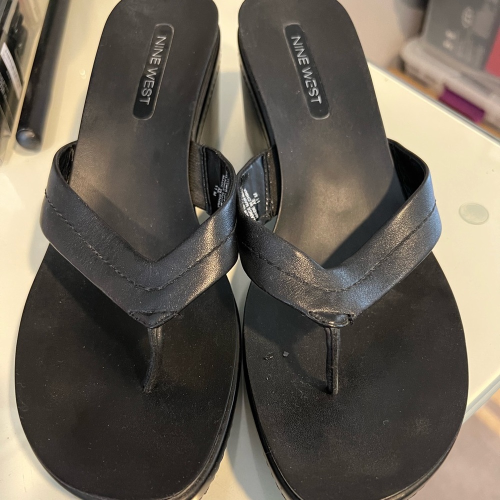 None west heeled flip flops
